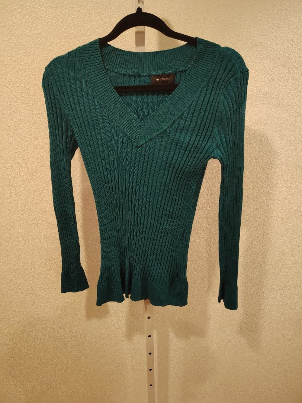 AB Studio Women's Sweater Size Medium Ribbed V-Neck Emerald Green Long Sleeve